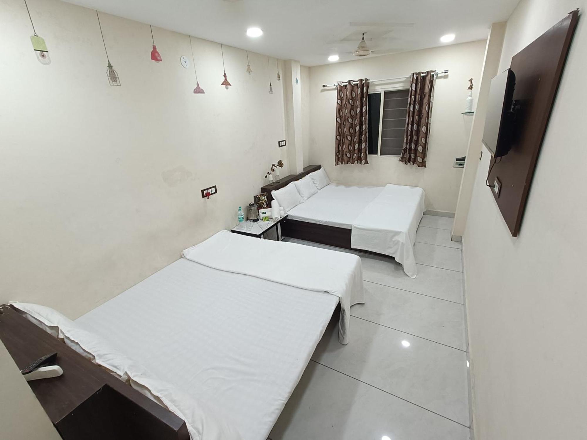 Treebo Yatri Grah Kshipra T Hotel อุจเจน ภายนอก รูปภาพ