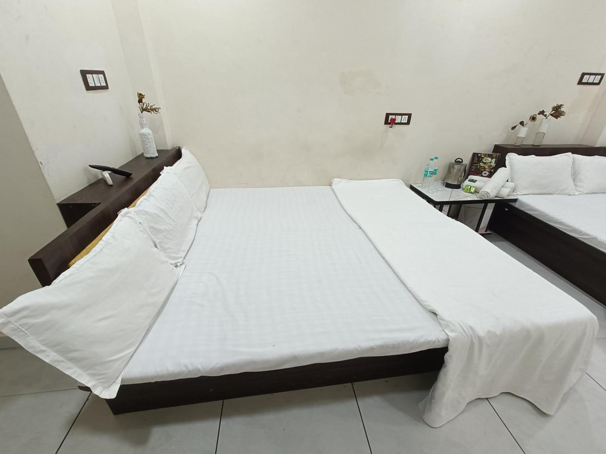 Treebo Yatri Grah Kshipra T Hotel อุจเจน ภายนอก รูปภาพ