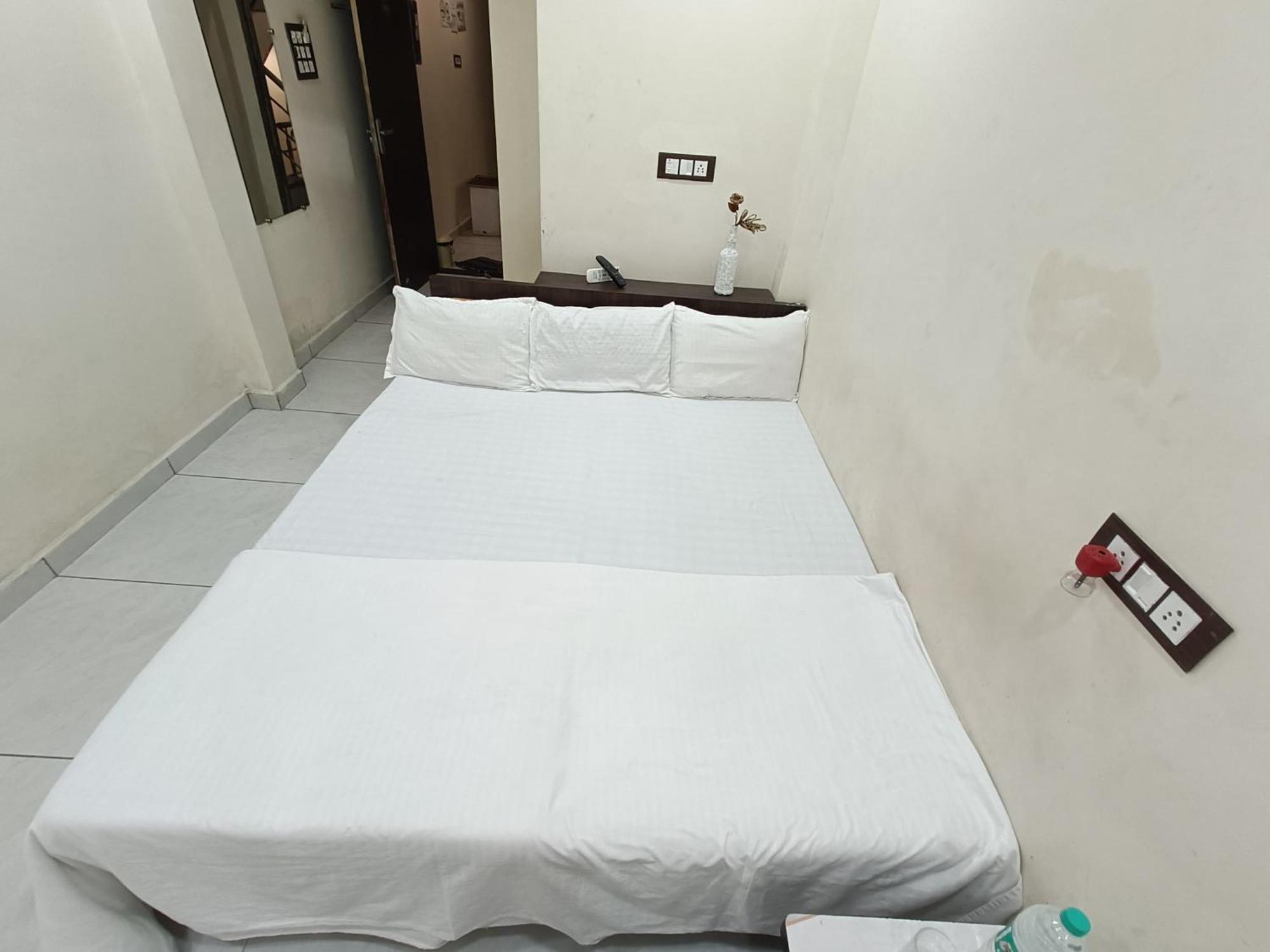 Treebo Yatri Grah Kshipra T Hotel อุจเจน ภายนอก รูปภาพ