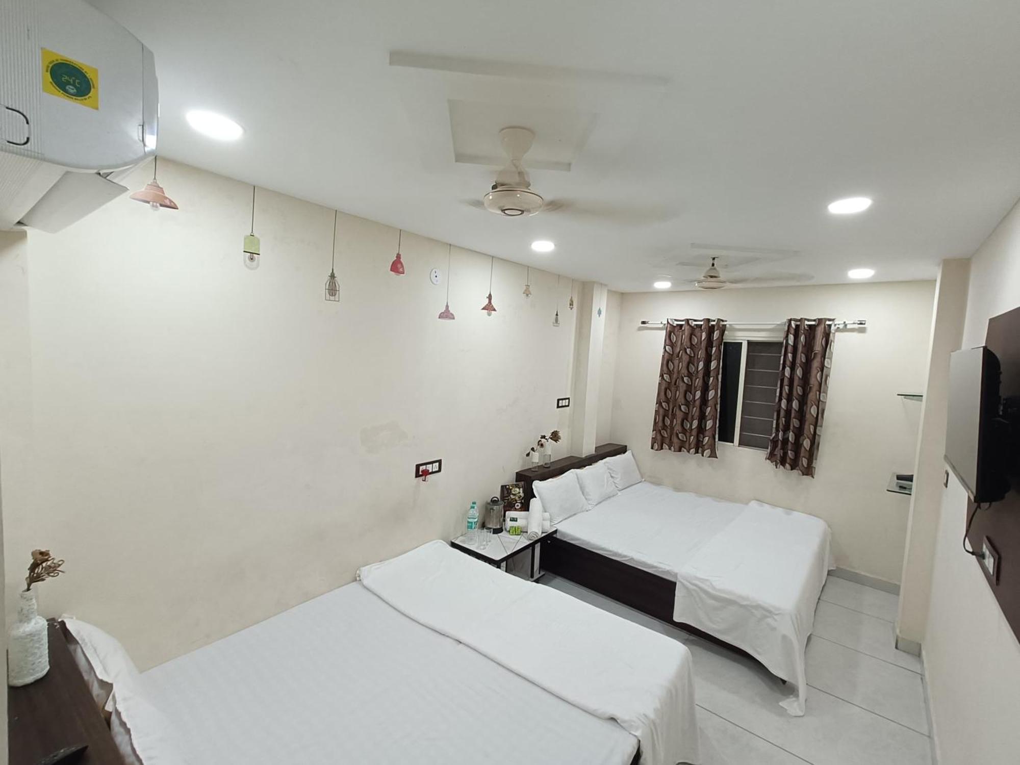 Treebo Yatri Grah Kshipra T Hotel อุจเจน ภายนอก รูปภาพ