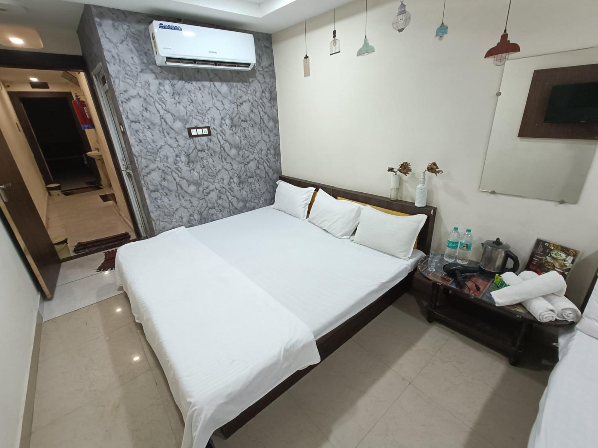 Treebo Yatri Grah Kshipra T Hotel อุจเจน ภายนอก รูปภาพ
