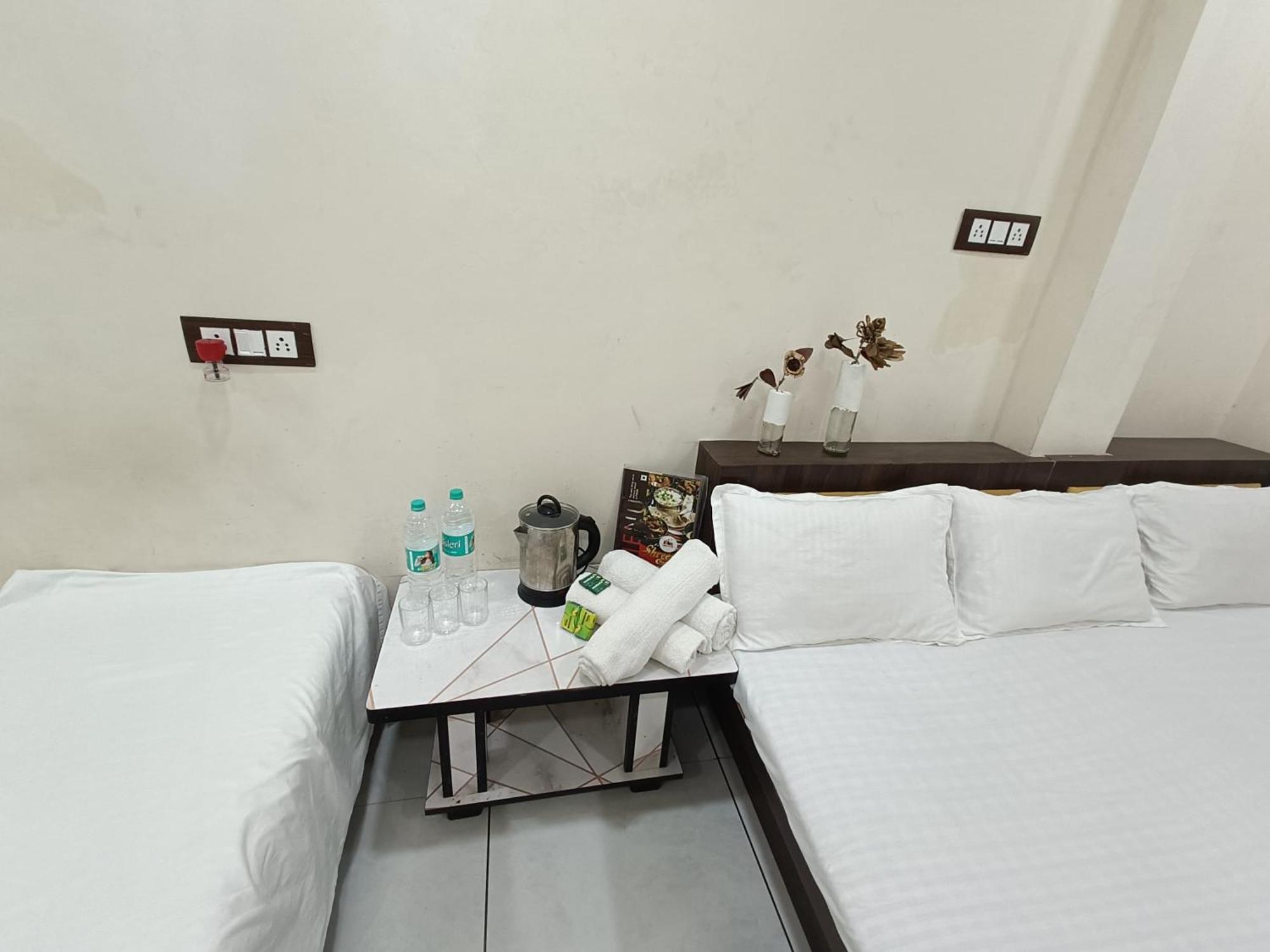 Treebo Yatri Grah Kshipra T Hotel อุจเจน ภายนอก รูปภาพ