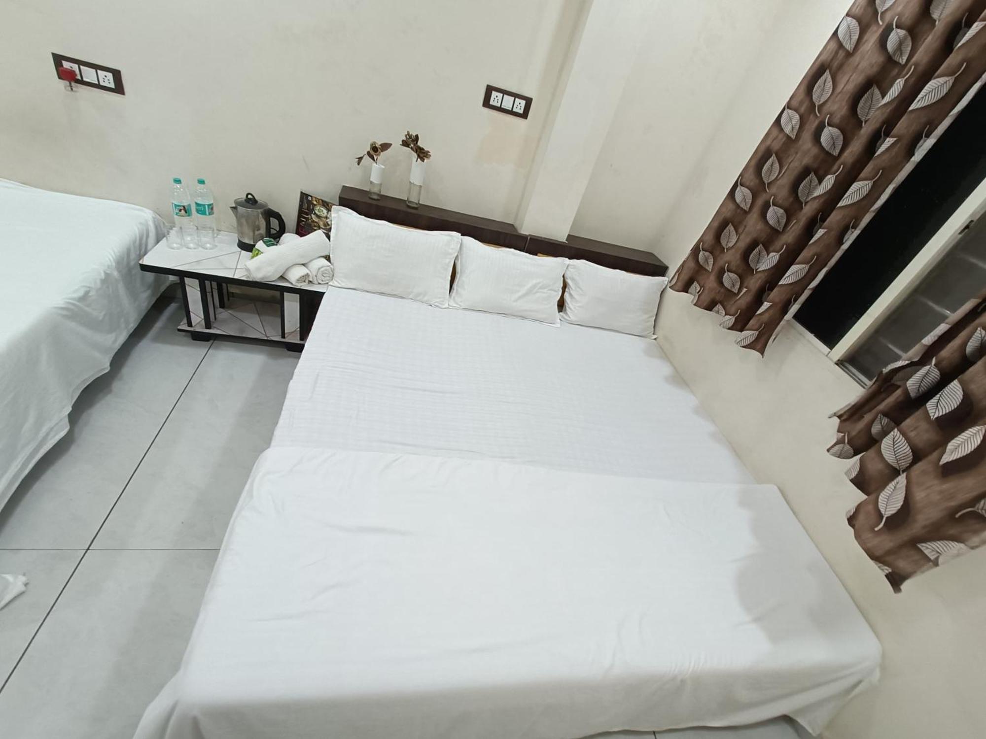 Treebo Yatri Grah Kshipra T Hotel อุจเจน ภายนอก รูปภาพ