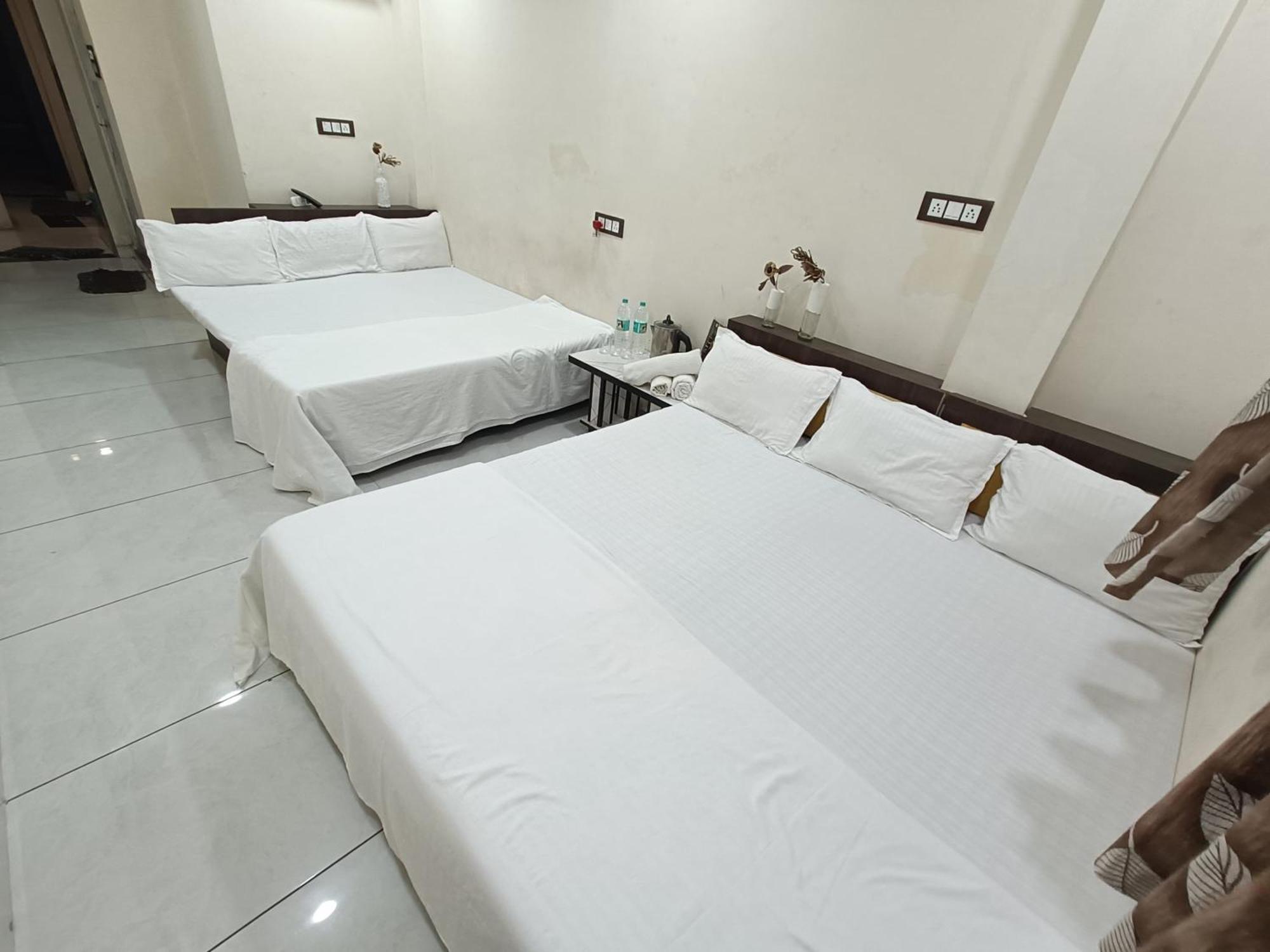 Treebo Yatri Grah Kshipra T Hotel อุจเจน ภายนอก รูปภาพ