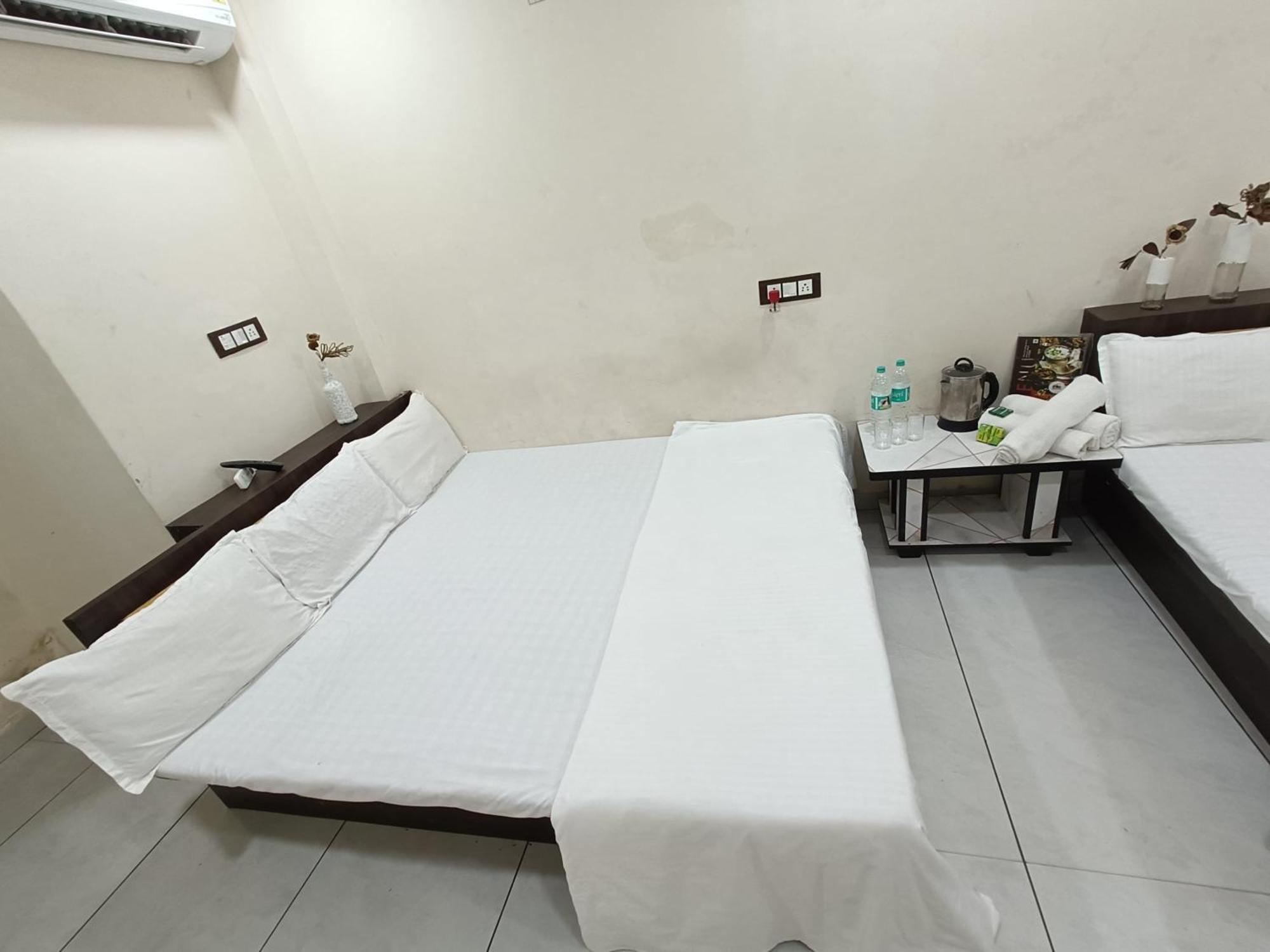 Treebo Yatri Grah Kshipra T Hotel อุจเจน ภายนอก รูปภาพ