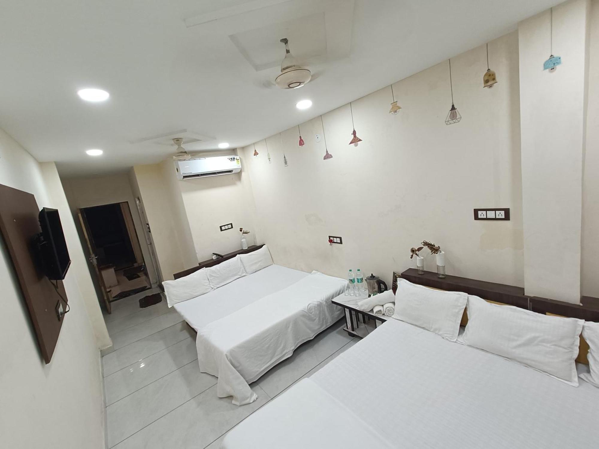 Treebo Yatri Grah Kshipra T Hotel อุจเจน ภายนอก รูปภาพ