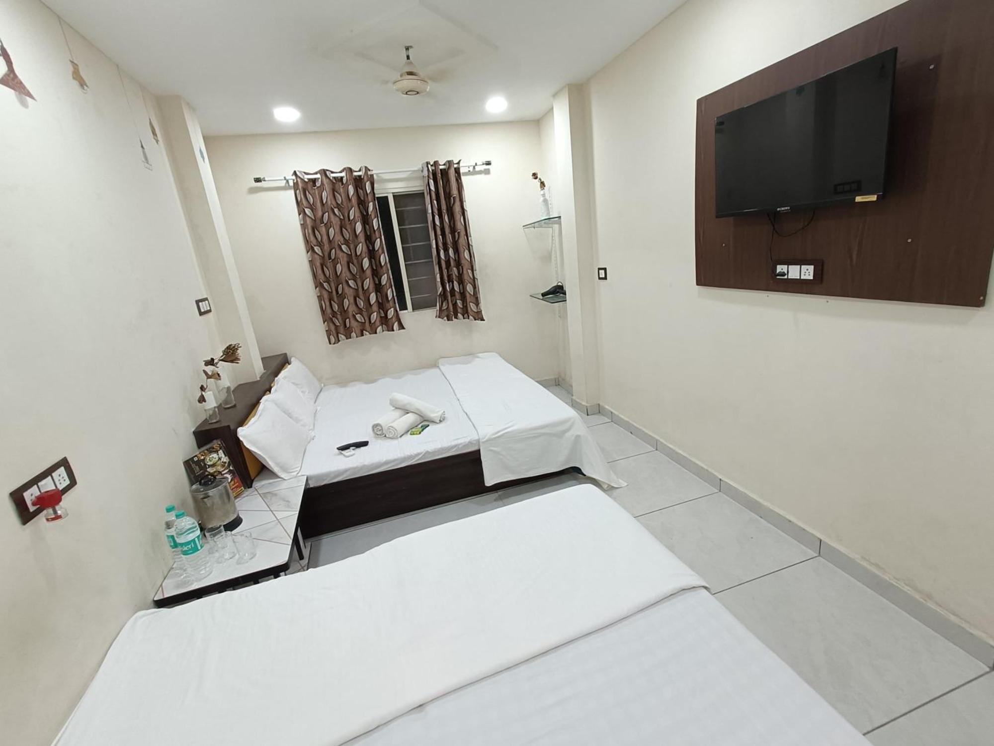 Treebo Yatri Grah Kshipra T Hotel อุจเจน ภายนอก รูปภาพ