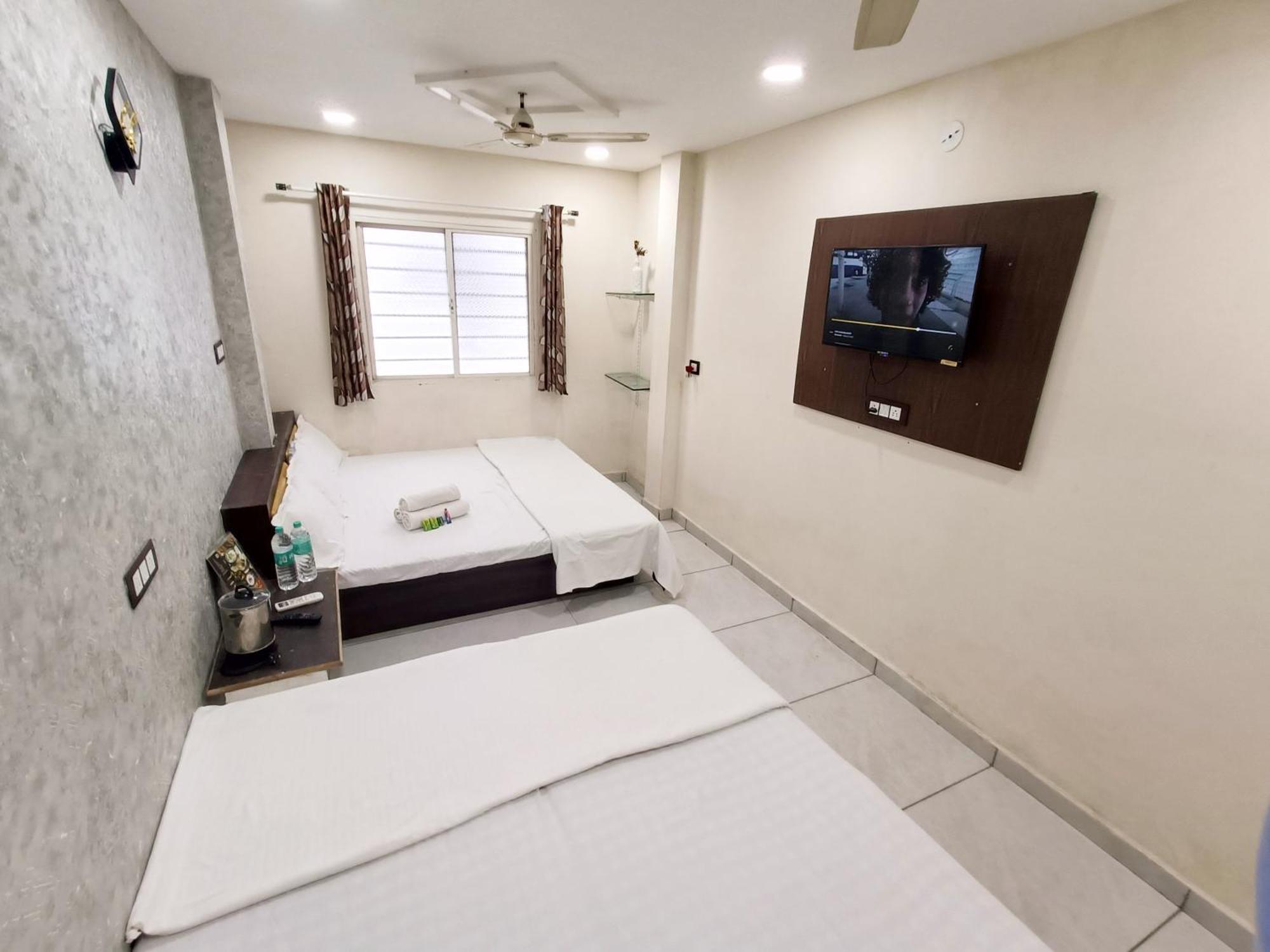 Treebo Yatri Grah Kshipra T Hotel อุจเจน ภายนอก รูปภาพ